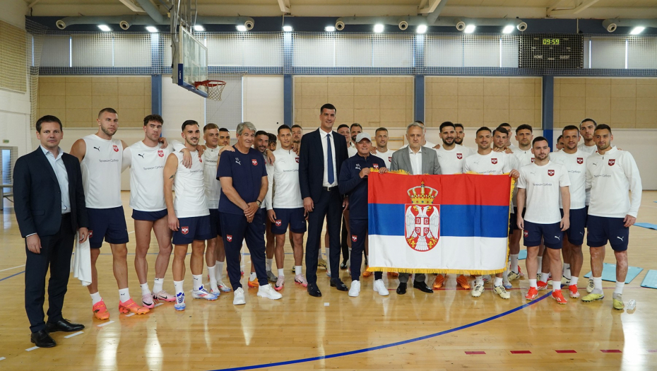Ministar Gajić posetio Orlove i simbolično predao zastavu Srbije