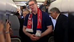 BORITE SE ZA NAŠU SRBIJU Predsednik Vučić se obratio fudbalerima u avionu: Da pobedite Engleze, pa onda redom
