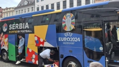 BRUKA I SRAMOTA U NEMAČKOJ Albanci provocirali Srbe, okupljene ispred hotela gde su smešteni srpski fudbaleri