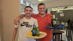 OVA DVA VLASNIKA LOKALA IZ KAFIĆA MUČE ISTU MUKU! Konobare nigde ne mogu da nađu, pa napravili nešto o ČEMU SRBIJA BRUJI