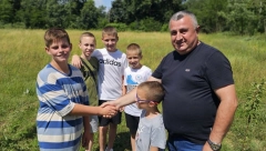 KAPA DOLE, LJUDINO! Dragiša čuo za tešku priču malog Radoja, pa odlučio da mu sagradi kuću! (FOTO)