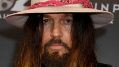 OSTAVIO 27 GODINA MLAĐU Otac Majli Sajrus odustao i od trećeg braka, porodična drama se ne stišava