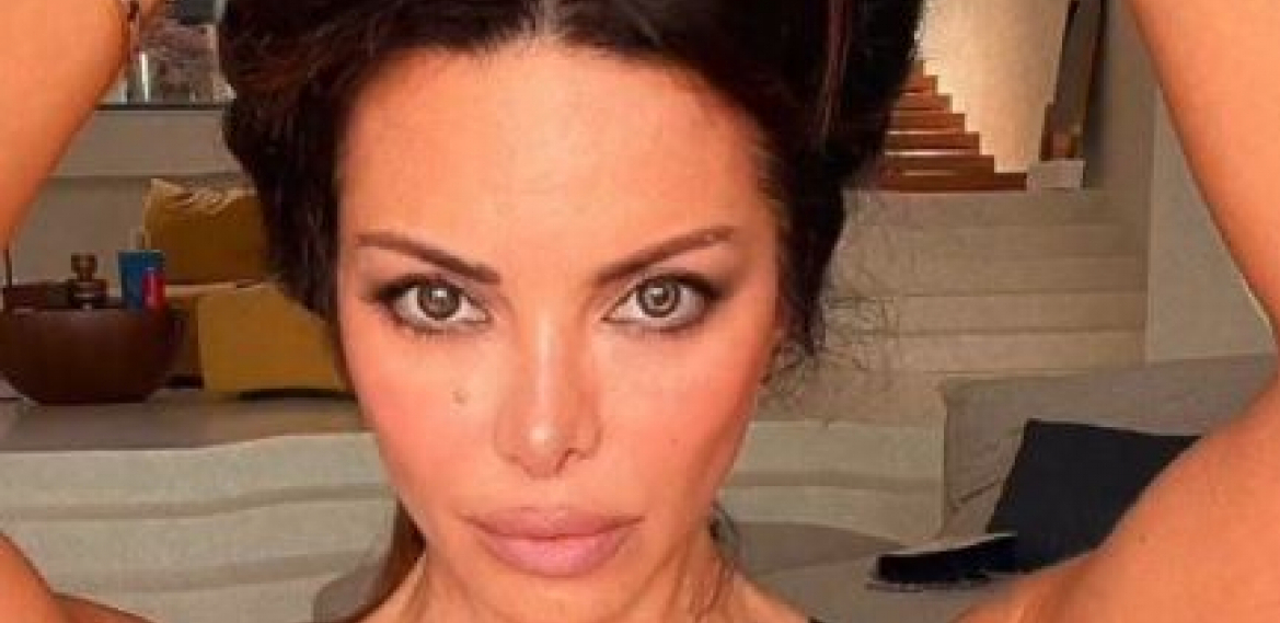 NIKOLINI PIŠEK SEVNULE DLAKE ISPOD PAZUHA Podigla ruke, pa otkrila "šiške ispod miške"