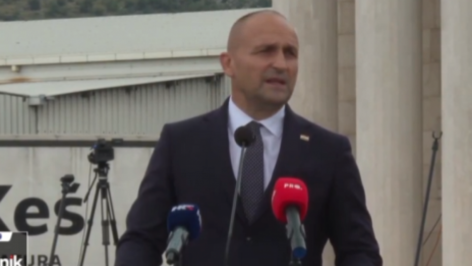 NA VUČIĆA SE DIGAO ČITAV ZAPAD! A ćute kad ministar odbrane Hrvatske iz BiH poziva na ujedinjenje Hrvata iz BiH i Hrvatske!