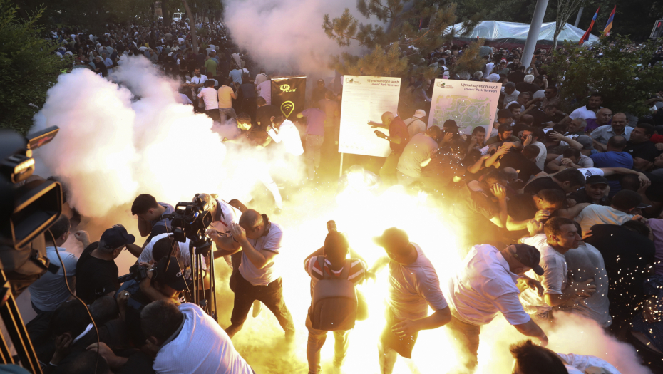 SNAJPERISTI U ZGRADI PARLAMENTA, POLICIJA UHAPSILA 98 DEMONSTRANATA Haos u Jermeniji (FOTO/VIDEO)