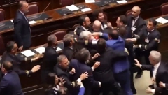 TUČA I HAOS U PARLAMENTU Poslanik izveden u kolicima (VIDEO)