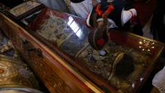 BEOGRAD SLAVI SPASOVDAN! Vernici u Vaznesenjskoj crkvi celivaju mošti Svetog Ave Justina Ćelijskog!