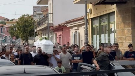 SAHRANJENA VASILIKI (11) KOJU JE ŠRAFCIGEROM UBIO STRIC! Prizori sa sahrane KIDAJU dušu, na reči njene nastavnice svima pošle suze! (FOTO/VIDEO)