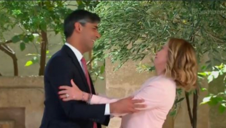 GORI INTERNET ZBOG ENGLESKOG PREMIJERA: Riši Sunak "spopao"  Đorđu Meloni (FOTO/VIDEO)