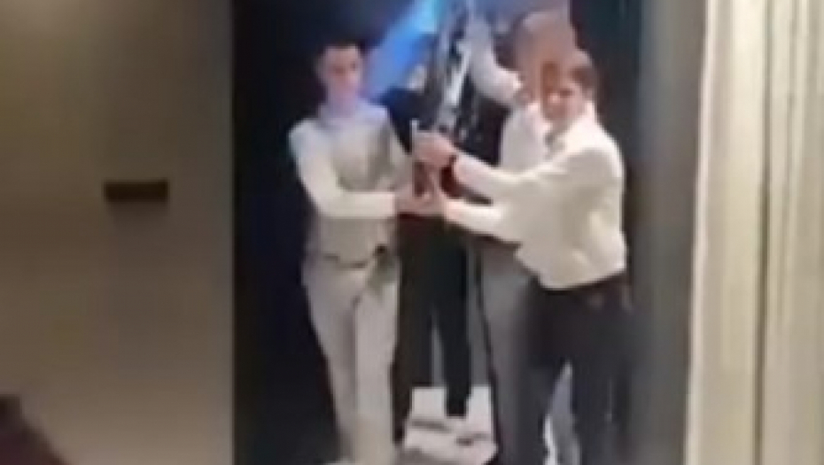 ZNAJU DECA KO VREDI Maturanti u Vranju šokirali profesora poklonom - ovo nije viđeno do sada! (VIDEO)