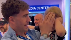 ŠTO PLAČEŠ SREĆO? Vlahović u zagrljaju sa uplakanom devojčicom u dresu Partizana (VIDEO)