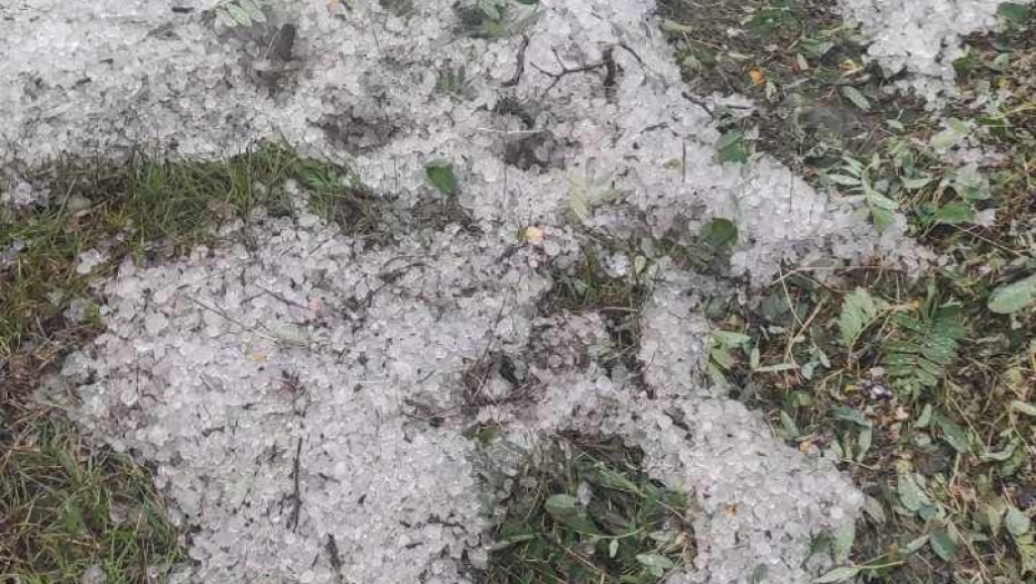 SMRAČILO SE KAO DA PADA NOĆ, GRAD TUKAO 20 MINUTA Pogledajte šta je iza sebe ostavilo nevreme u Topoli (FOTO)
