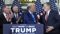 TRAMP SE POJAVIO U KAPITOLU Bivši predsednik SAD se sprema za okršaj sa Bajdenovcima