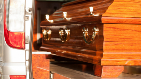 UKRALA POGREBNO VOZILO SA SVE POKOJNIKOM Neviđeni skandal ostavio ljude u neverici! (VIDEO)