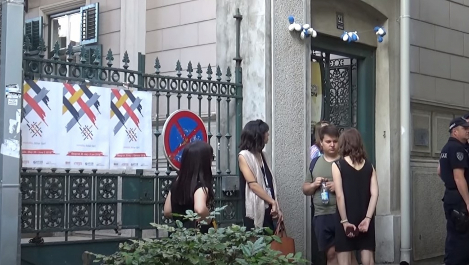 SRAMNO! Pogledajte kakve su poruke slali učesnici “Mirdite” prethodnih godina: Srbija i Kosovo su dve države, OVK se mirnim otporom borila za slobodu?! (VIDEO)