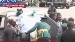 PREDSEDNIK SE OKLIZNUO I PAO! Dok se penjao na svečano vozilo pao, pomogli mu da stane na noge (VIDEO)