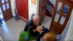 JEZIVI SNIMAK NASILJA U BEOGRADU Stariji komšija pretukao mladića u holu zgrade: Udarao ga pesnicama i štapom po glavi i telu! (VIDEO)