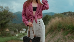 NEODOLJIVI LETNJI ŠIK Ovaj model pantalona je hit sezone, ležerne i elegantne, sa dozom kul stila