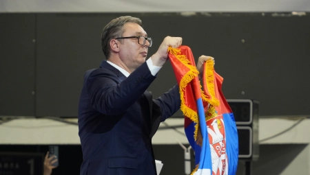 DOGODILO SE ONO ŠTO JE VUČIĆ VEĆ NAGOVESTIO! Mrzitelji Srba na ambasadi napisali “genocidaši”! Kreatori rezolucije posejali zlo!