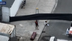 NESNOSAN SMRAD RASPALIH LJUDSKIH LEŠEVA SE ŠIRI GRADOM! Užas u glavnoj gradskoj mrtvačnici, STRAŠNE scene sa 200 tela kod kontejnera usnimljene dronom! (VIDEO)