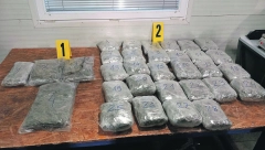 DOLIJALI DILERI U NIŠU Policija ih zatekla na delu dok su jedan drugom a potom tinejdžeru prodavali drogu