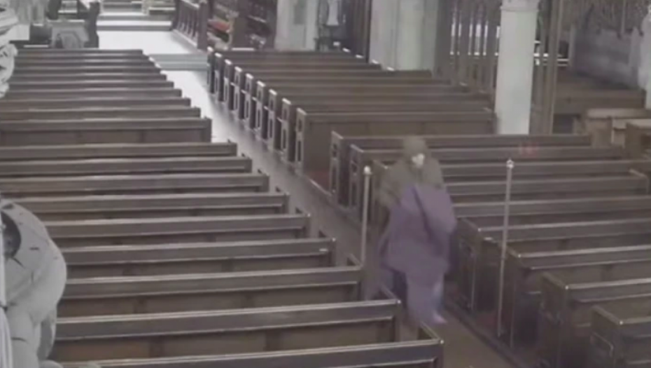 MUŠKARAC UKRAO VREDNU SKULPTURU IZ CRKVE! Stavio ćebe i istrčao, kamere sve snimile (VIDEO)
