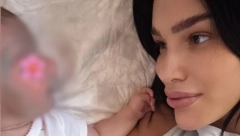 NEODOLJIV SNIMAK ALEKSANDRE NIKOLIĆ SA ĆERKOM Raznežila javnost rečima koje joj izgovara, ne odvaja se od naslednice