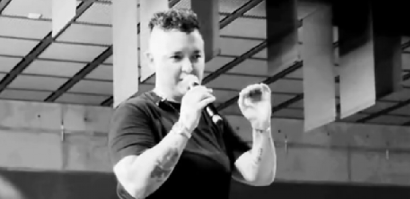 "JE**LA BIH IM MATER SAD" Marija Šerifović hitno prekinula koncert, besna se obratila momcima iz publike!