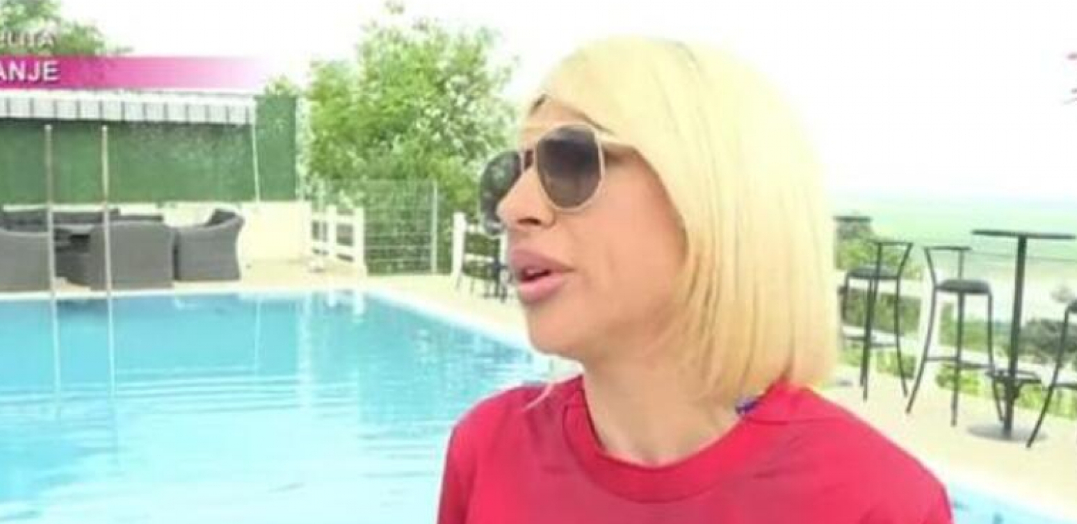 JOVANA JEREMIĆ SE SKINULA I UŽIVA U BAZENU! Brutalni kadrovi iz luks vile u Grockoj, voditeljka snimila svaki detalj