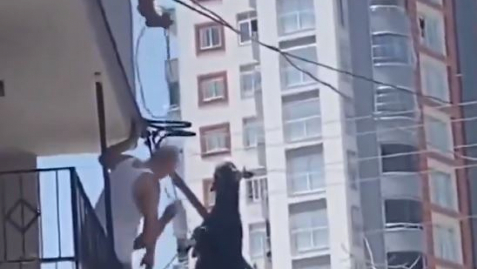 NISU TU ČISTA POSLA Koza spašavala živu glavu, pa skočila sa  terase, a onda se desilo nešto neočekivano