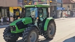 DRUGARI JOJ SE SMEJALI, A ONA SE PONOSI Devojčica iz Užica oduševila sve prisutne, na maturu došla TRAKTOROM (VIDEO)