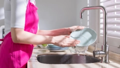 PROVERILA JE VIŠE PUTA Žena uvek ovako pere sudove, jer tako štedi struju i vodu, a time i novac