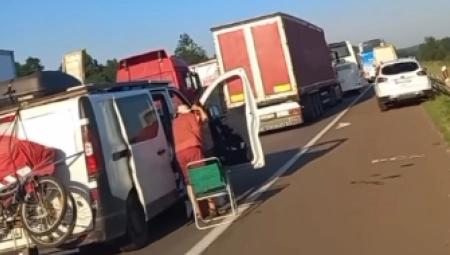 KATASTROFA NA AUTO-PUTU NIŠ - BEOGRAD! Prevrnuo se šleper i zauzeo sve tri trake, KOLONE KILOMETARSKE! (VIDEO)
