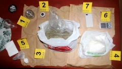 UHAPŠENI ZBOG SUMNJE ZA TRGOVINU NARKOTICIMA Policija je zaplenila paketiće sa amfetaminom, kokainom i hašišom i patronama za lovačku pušku