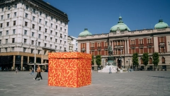Misteriozna kutija osvanula u centru Beograda i izazvala radoznalost svih prolaznika