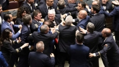 HAOS U ITALIJANSKOM PARLAMENTU Usvojen zakon, razvili autonomaške zastave, opozicija zapevala himnu (VIDEO)