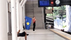PROVOKACIJA U MINHENU Navijač šeta sa lažnom državom Kosova i to baš kod stadiona na kom igraju "Orlovi"