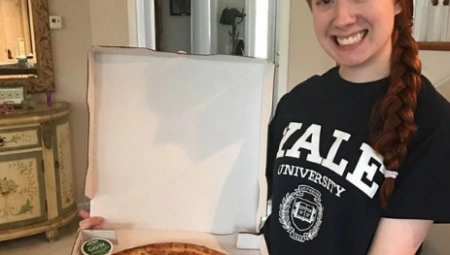 DANAS ZARAĐUJE PREKO 90.000 DOLARA Devojka odbila NAJPRESTIŽNIJI UNIVERZITET u Americi, pa upisala državni fakultet da bi bila blizu porodici (FOTO/VIDEO)