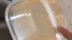 TREBAJU VAM TRI SASTOJKA I MINUT VREMENA Evo kako najlakše očistiti masnoću sa plastičnih posuda (VIDEO)