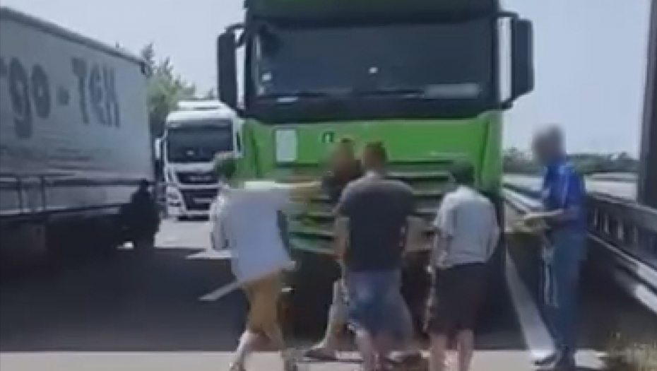 VOZAČ KAMIONA POKUŠAO DA PRETEKNE KOLEGE NA HORGOŠU, A ONDA NA NJIH POTEGAO NOŽ Drama na graničnom prelazu