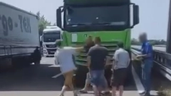 VOZAČ KAMIONA POKUŠAO DA PRETEKNE KOLEGE NA HORGOŠU, A ONDA NA NJIH POTEGAO NOŽ Drama na graničnom prelazu