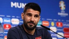 DA LI JE ON NOVI KAPITEN "ORLOVA"? Evo šta Mitrović radi u danu kada se Tadić oprostio od reprezentacije (FOTO)