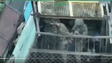 PALI U RUKE UKRAJINCIMA! Zarobili ruski tenk KORNJAČU, a onda su izvukli posadu: Ruski vojnik pogledao je u dron (VIDEO)