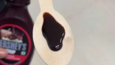 ŽENA NARUČILA SIRUP DA PRELIJE KOLAČE Zbog onog što je pronašla u boci, prevrnuće vam se želudac! (VIDEO)