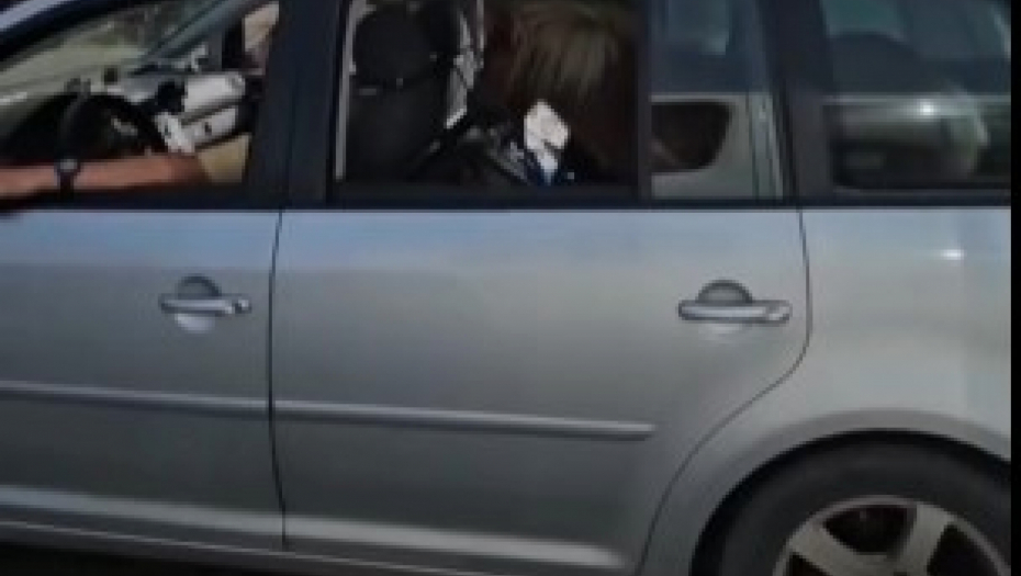 LJUDI MOJI, JEL MOGUĆE? Kakva hit scena u Novom Sadu, na zadnjem sedištu automobila - ovo! (VIDEO)