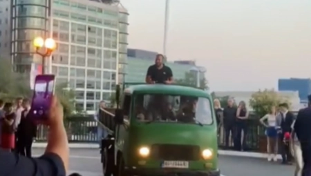 NA PROSLAVU DOŠLI U NESVAKIDAŠNJEM IZDANJU Maturanti u KAMIONU pokupili svu pažnju, ljudi samo u njih gledaju (VIDEO)