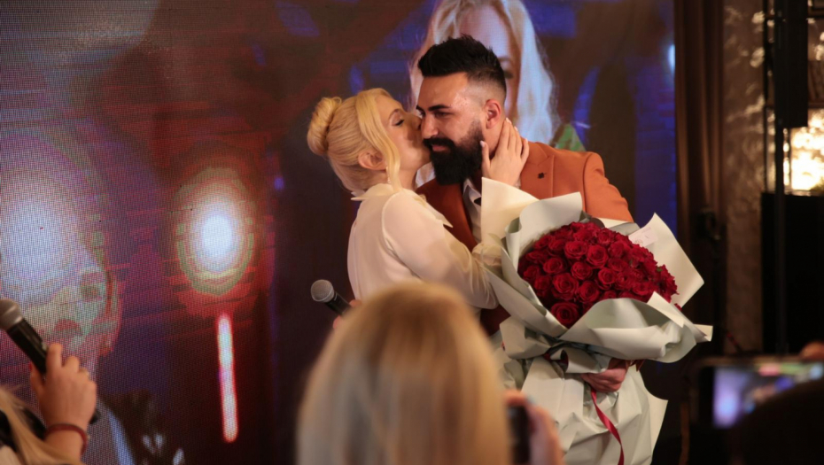 ZVEZDA GRANDA NA IVICI SUZA! Naš pevač joj poklonio 101 ružu, pa poljubio, a poruka će vas rasplakati