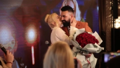ZVEZDA GRANDA NA IVICI SUZA! Naš pevač joj poklonio 101 ružu, pa poljubio, a poruka će vas rasplakati