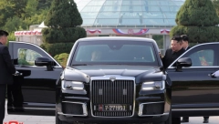 ŠTA ZNAČI ŠIFRA NA TABLICI PUTINOVE LIMUZINE? Kim Džong Un dobio novi poklon, jedan detalj iz auta obišao je svet (FOTO)