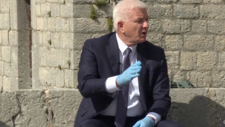CRNA GORA ZEMLJA ČUDA! U plavim hirurškim rukavicama pretio svojim građanima proterivanjem: Marković u ponedeljak predstavlja Stranku evropskog progresa